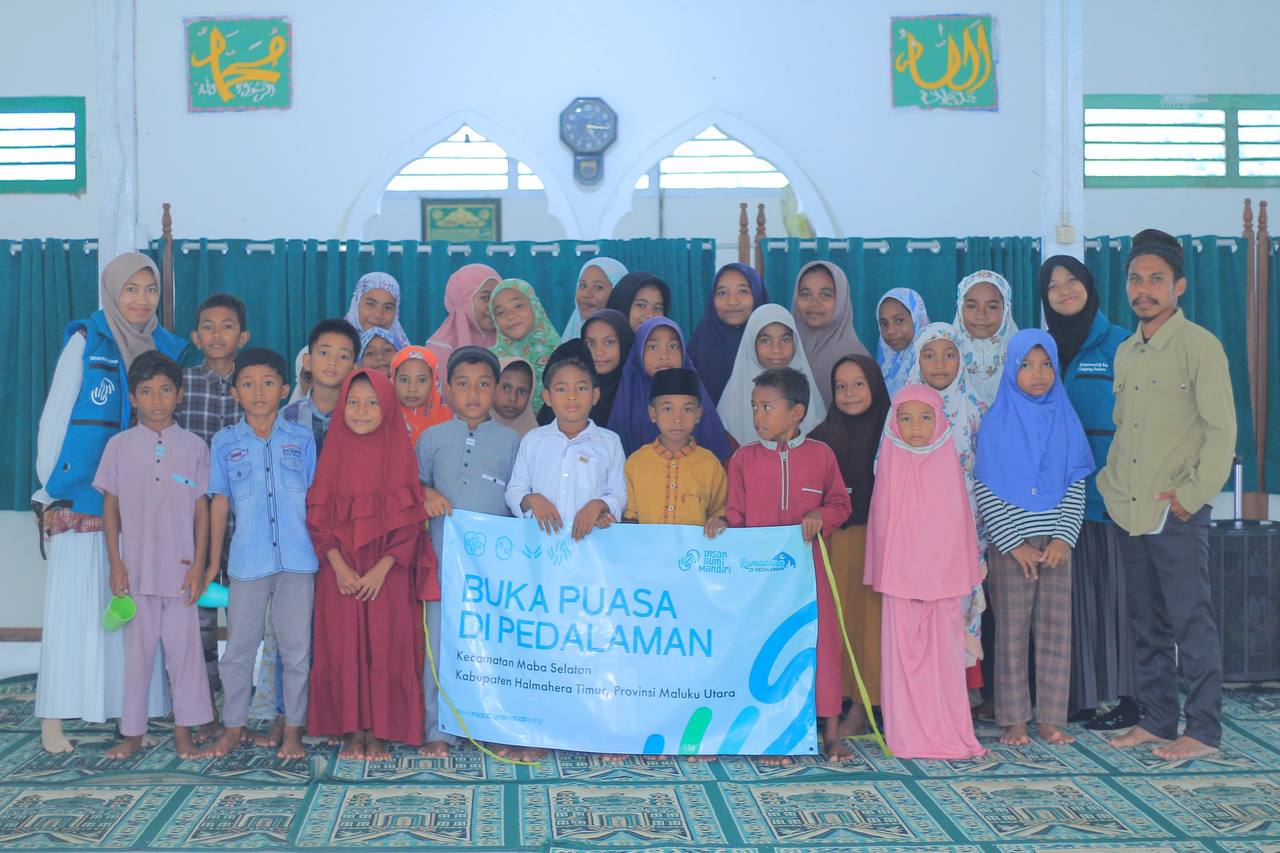 Pertama Kali di Halmahera Timur, Insan Bumi Mandiri Salurkan Paket Berbuka di Desa Gotowasi