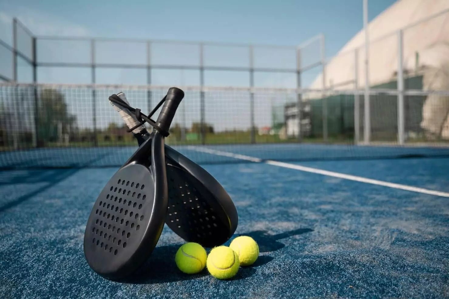 7 Perbedaan Padel dan Tenis, Harus Tahu Sebelum Main!
